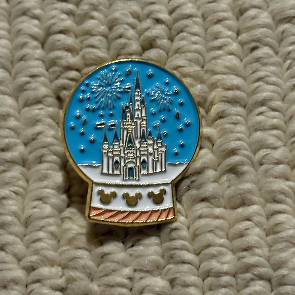 NEW Walt Disney World Castle Pin- Snowglobe Style